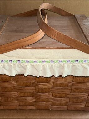 Vintage Basketville Putney Vermont Picnic Basket With casserole Pie Shelf